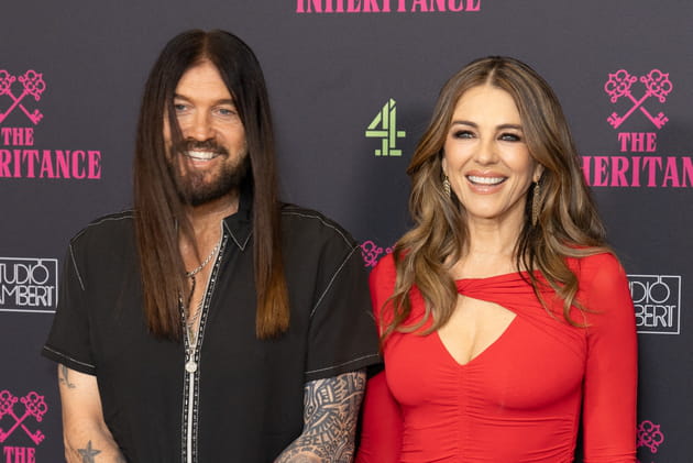 Elizabeth Hurley est d&eacute;sormais en couple avec Billy Ray Cyrus, le p&egrave;re de Miley Cyrus&nbsp;!