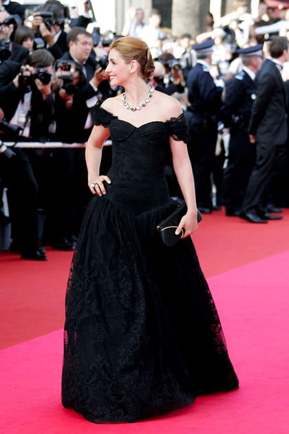 Clotilde Courau en robe longue noire en dentelle et encolure Bardot