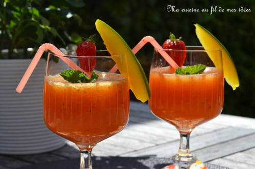 Cocktail pétillant à la mangue, fraises et menthe