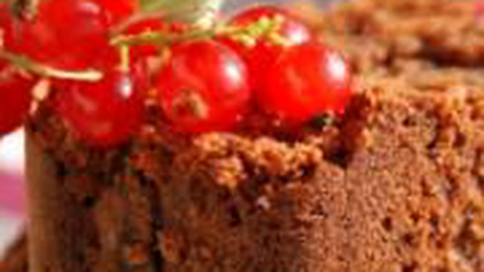Cake fondant au chocolat et aux groseilles