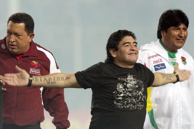 Diego Maradona, entour&eacute; des ex-Chefs d'&eacute;tat Hugo Chavez et Evo Morales