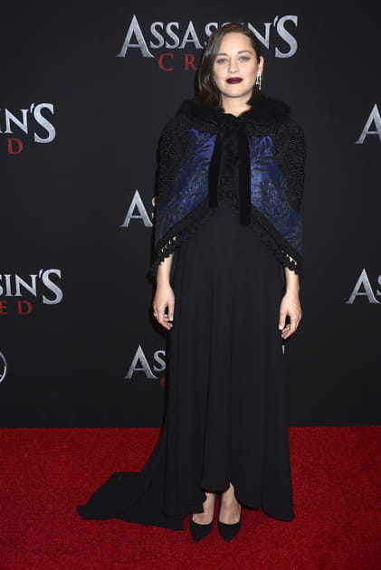 Une cape pour Marion Cotillard