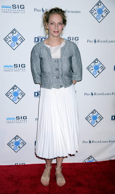 Uma Thurman en robe blanche midi plissée