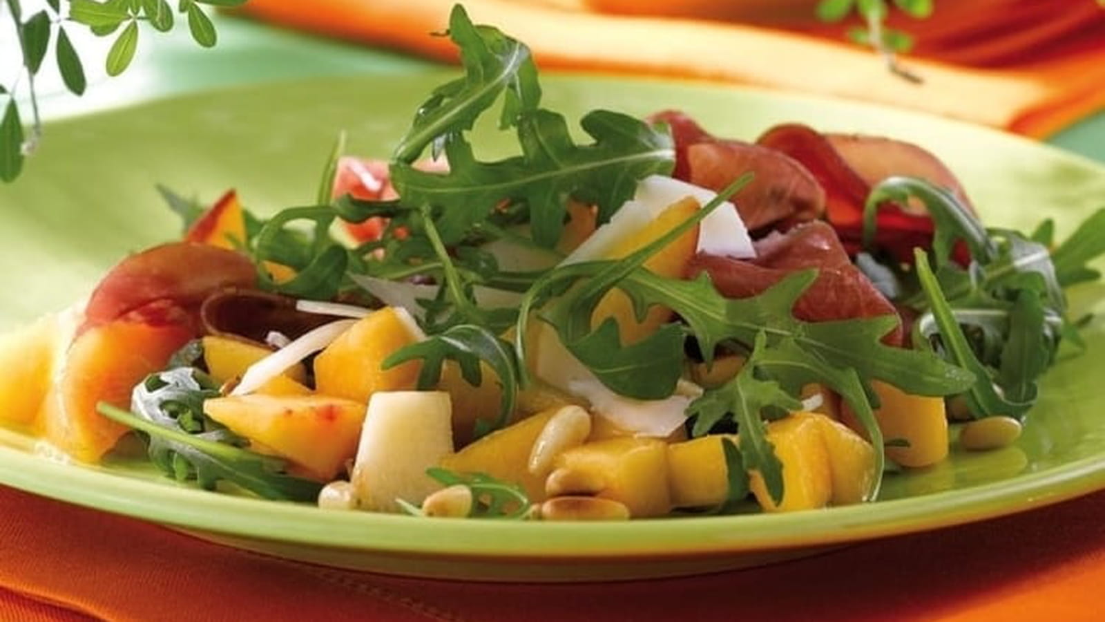 Salade de roquette aux pêches et bressaola