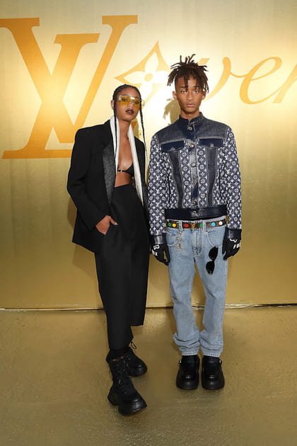 Willow Smith en soutien-gorge noir et blazer iris&eacute; et Jaden Smith en veste bi-mati&egrave;re et jean clair