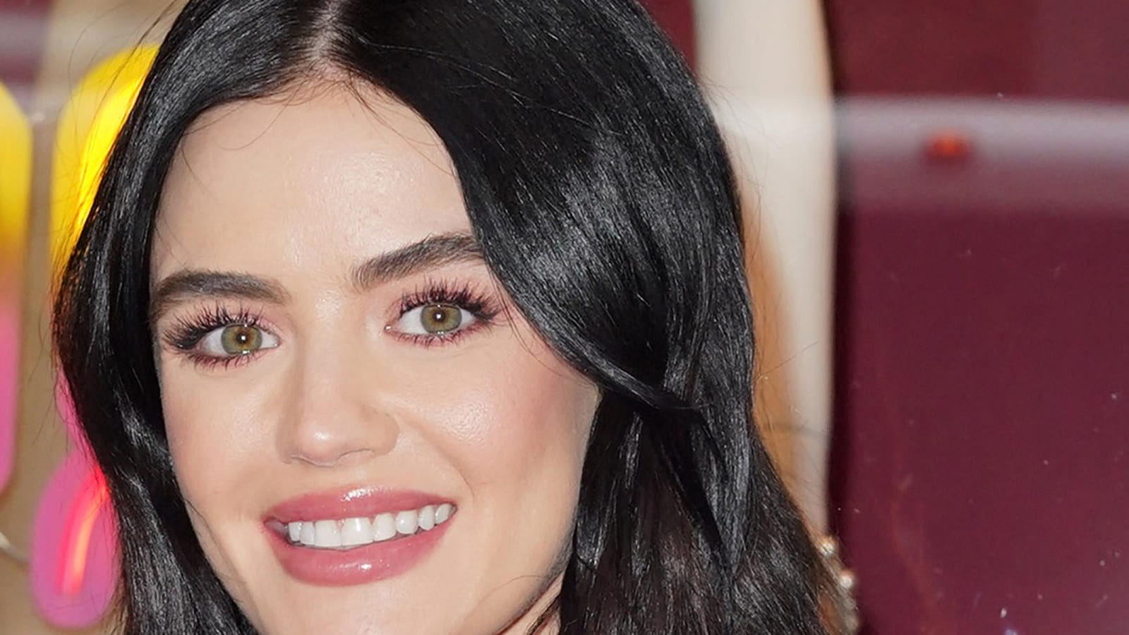 Lucy Hale en brune