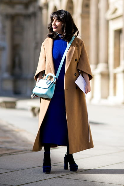 Street style &agrave; Paris : la robe bleu roi
