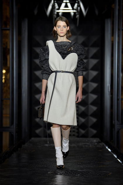 Robe asymétrique et pull en maille aperçus sur le défilé Louis Vuitton