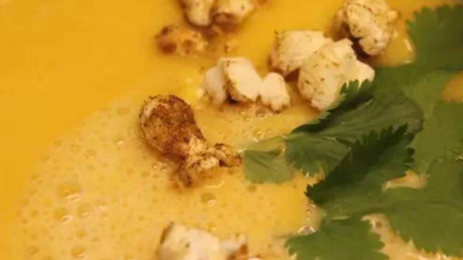 Soupe de patate douce aux pop-corns épicés