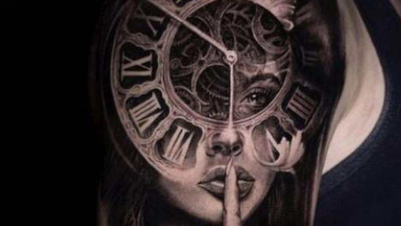 Horloge mécanique et visage féminin sur le bras