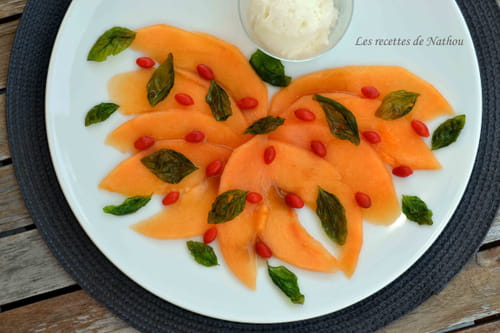 Carpaccio de melon mariné au Limoncello, baies de goji et chips de basilic, caramel de Xérès
