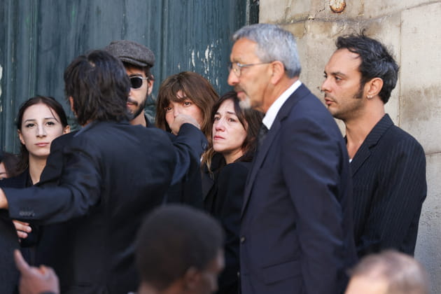 Charlotte Gainsbourg, en pleurs aux obsèques de Jane Birkin