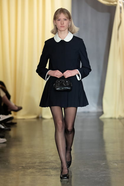 Robe noire &agrave; col claudine aper&ccedil;ue&nbsp;sur le d&eacute;fil&eacute; Sandy Liang