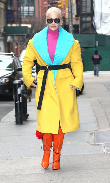 Rita Ora en manteau color block