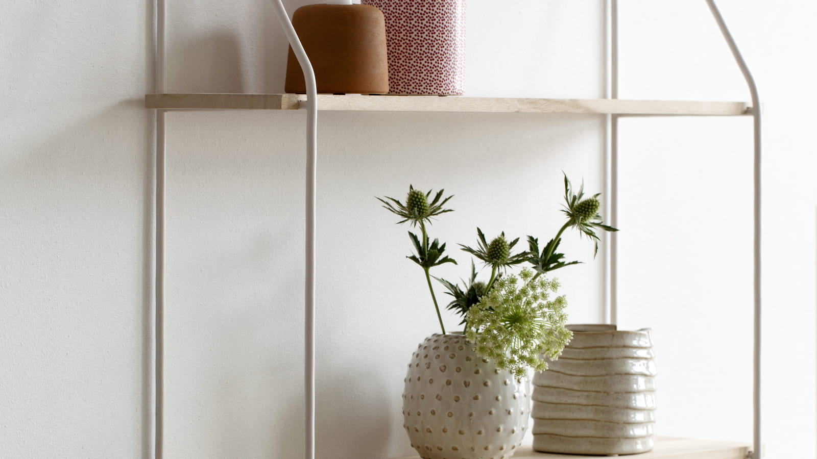 Étagère et vases 