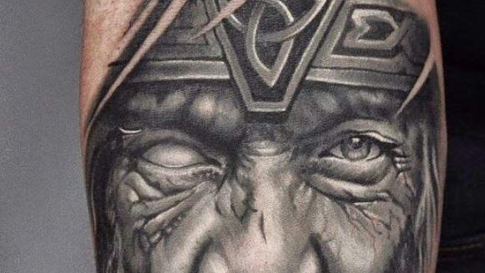 Dieu Odin sur l'avant-bras