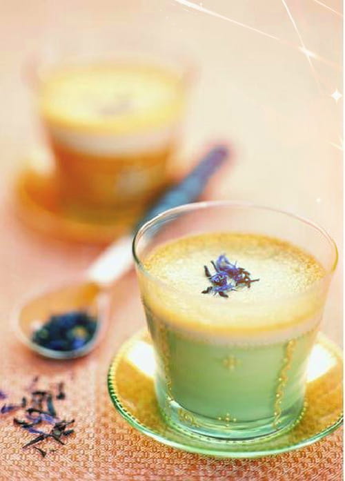 Tasse de délice au thé vert et lavande