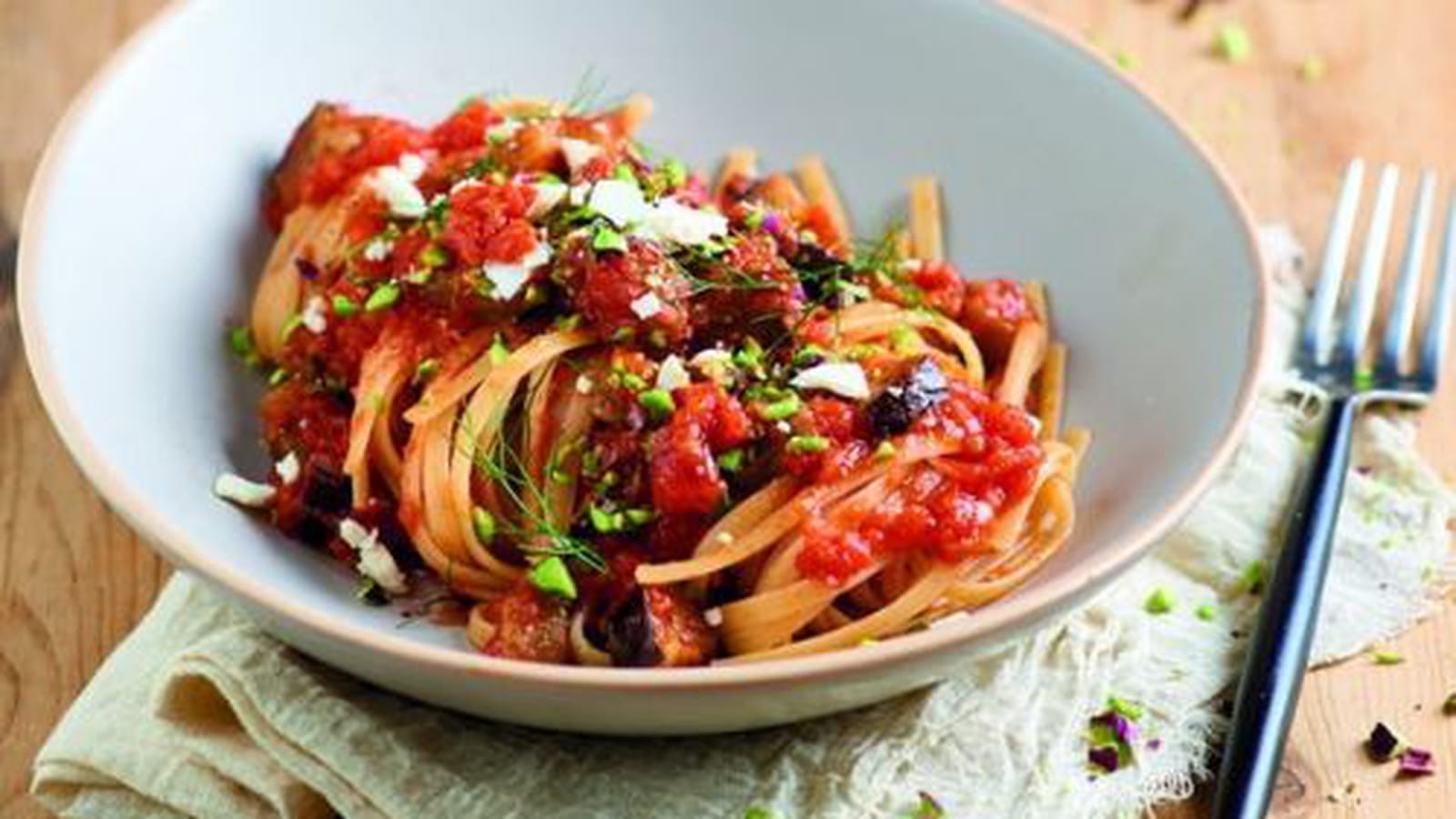 Linguine à la sauce tomate et aux aubergines