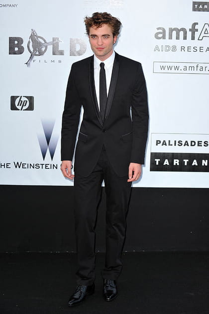 Robert Pattinson en costume noir et chemise blanche