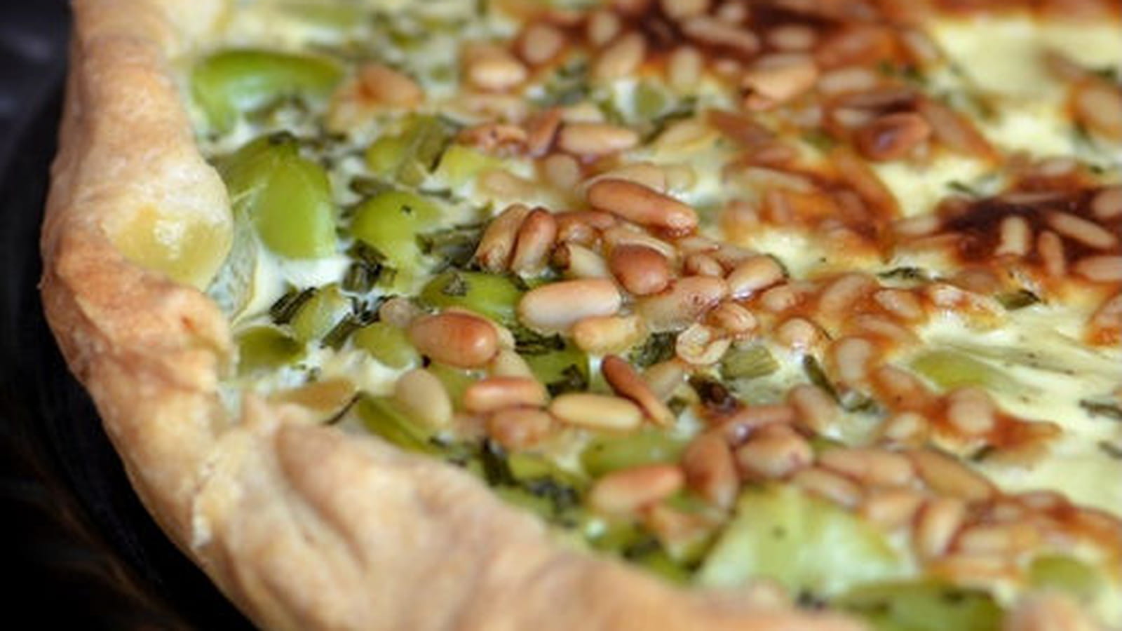 Tarte aux fèves, ciboulette et pignons de pin