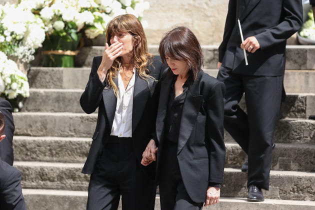 Lou Doillon et Charlotte Gainsbourg accompagnent le cercueil de leur mère : obsèques de Jane Birkin