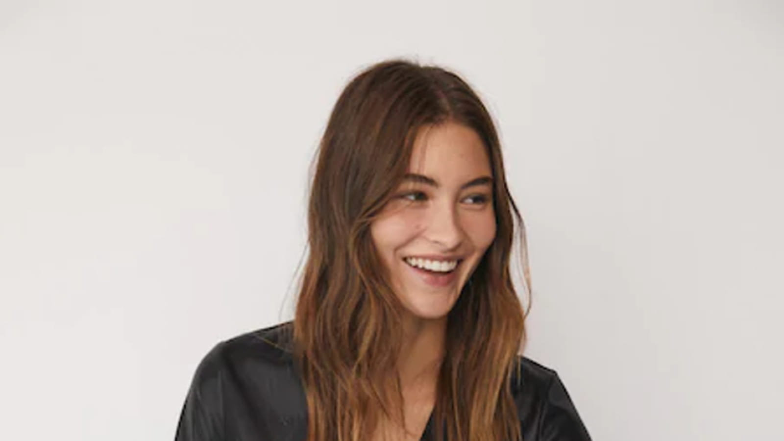 Robe noire Mango