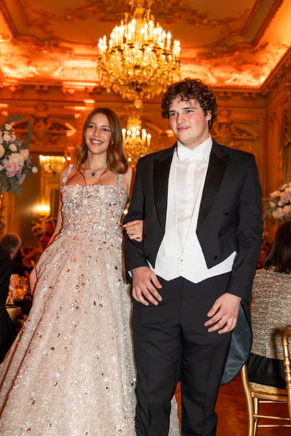 Bal des Débutantes : Cornelia Manou et Leon Manos posent dans la salle