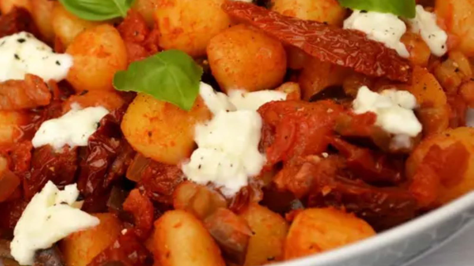 Gnocchi aux aubergines, tomates séchées et mozzarella di buffala