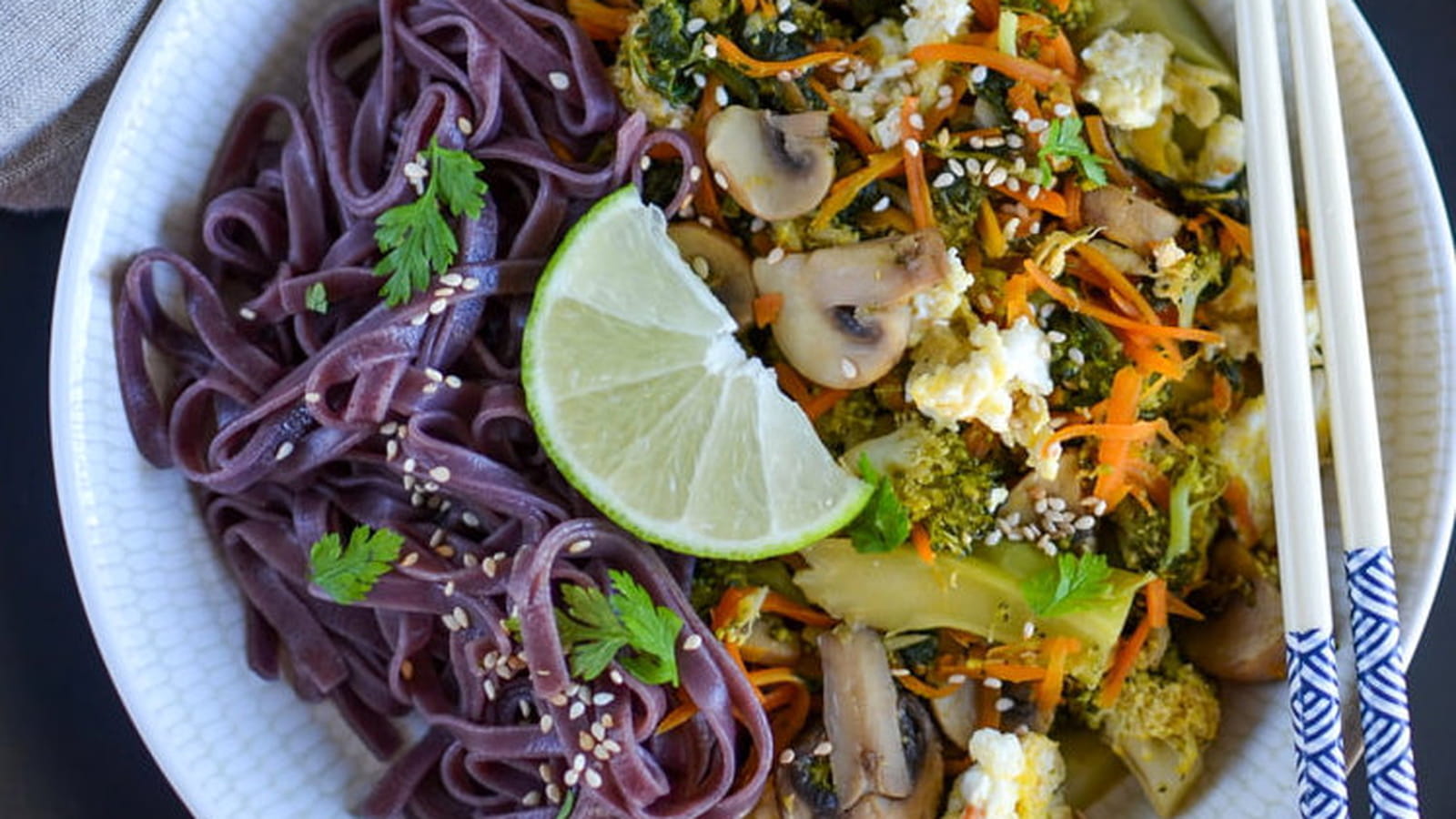 Wok thaï de légumes d'hiver et nouilles de riz noir