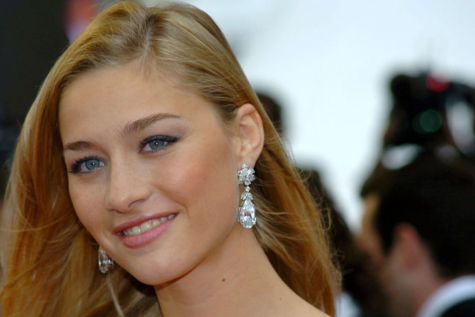 Beatrice Borromeo, pimpante avec son fard &agrave; paupi&egrave;re bleu