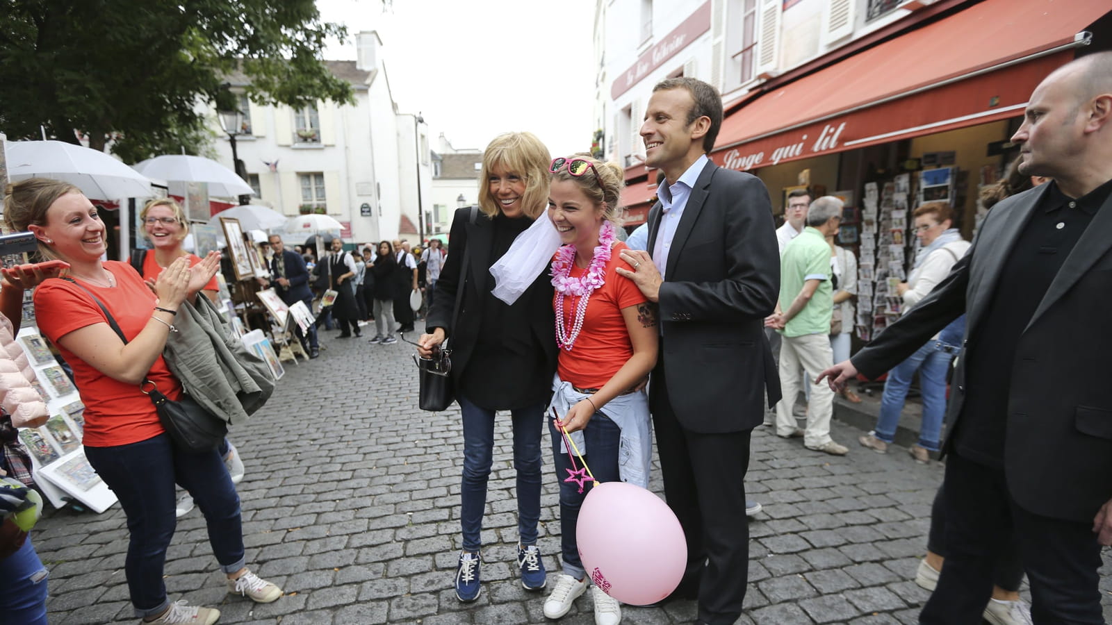 En promenade à Montmartre, le couple se mêle aux passants