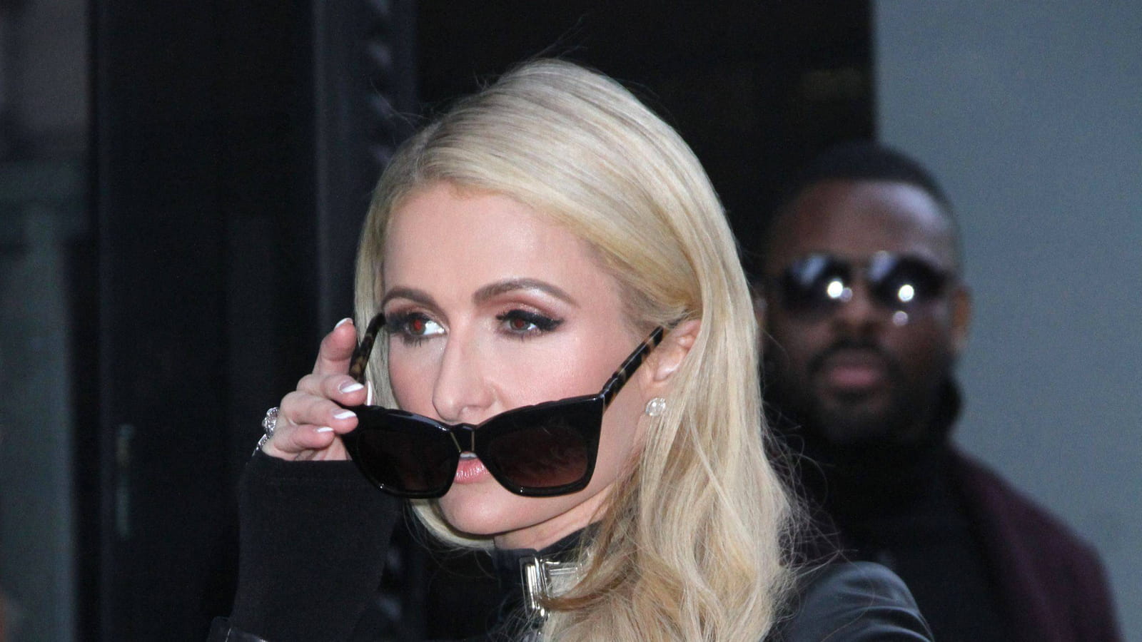 Paris Hilton fait de l'œil