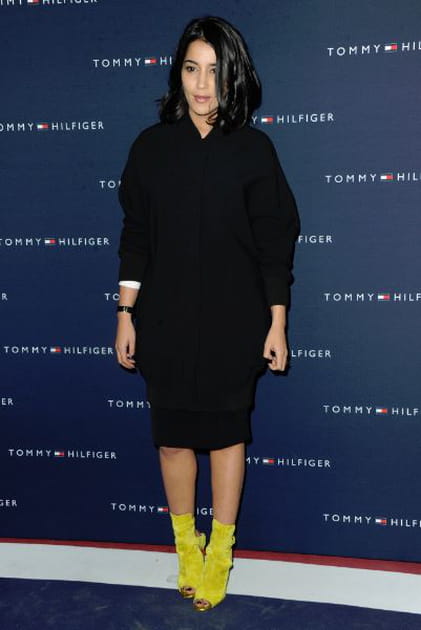Le&iuml;la Bekhti en robe pull noire et chaussures jaunes
