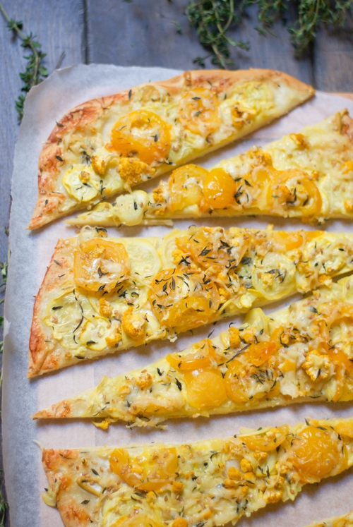 Pizza jaune aux tomates, courgettes et chou-fleur