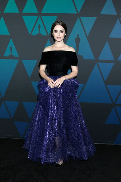 Lily Collins en robe bicolore à jupon texturé