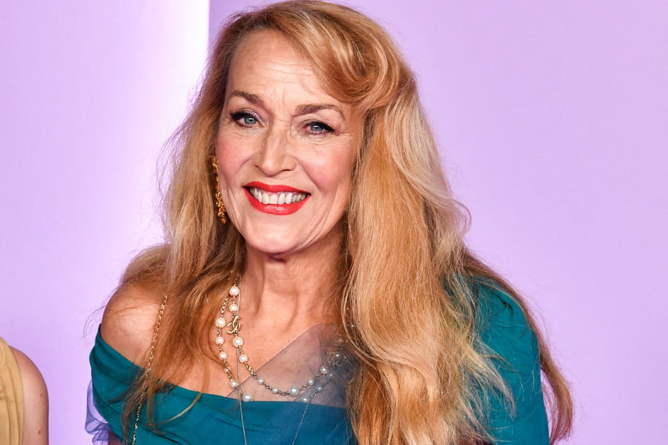 Les longs cheveux blonds avec m&egrave;che de Jerry Hall