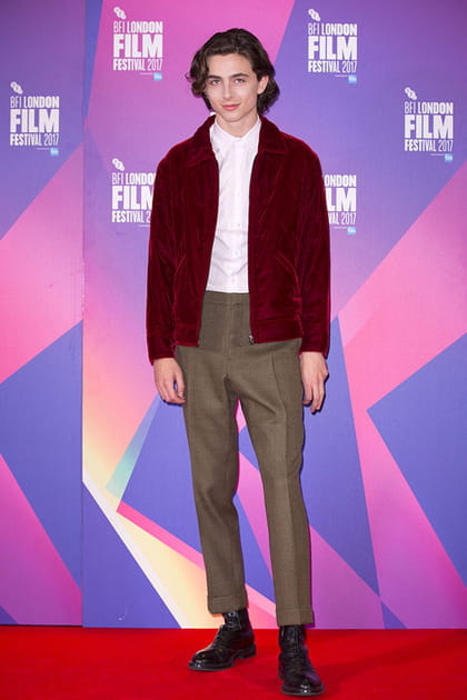 Timothée Chalamet en pantalon marron et veste en velours bordeaux