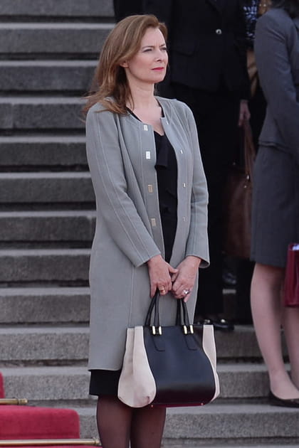 Valerie Trierweiler en robe noire et veste grise