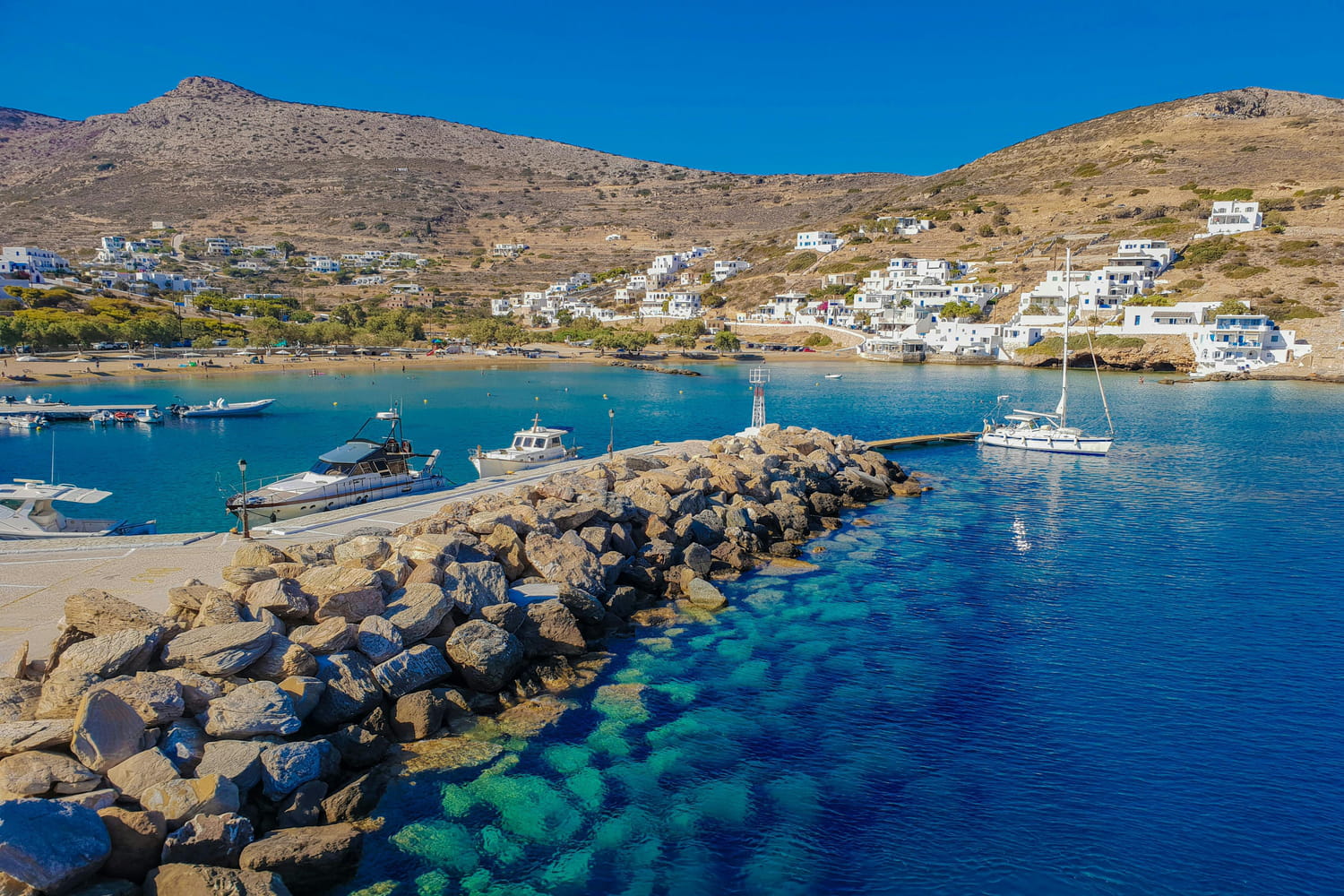 Eclipsée par Santorin, cette île des Cyclades vaut pourtant le détour - il y a encore peu de touristes