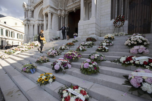 Des gerbes de fleurs devant la cath&eacute;drale