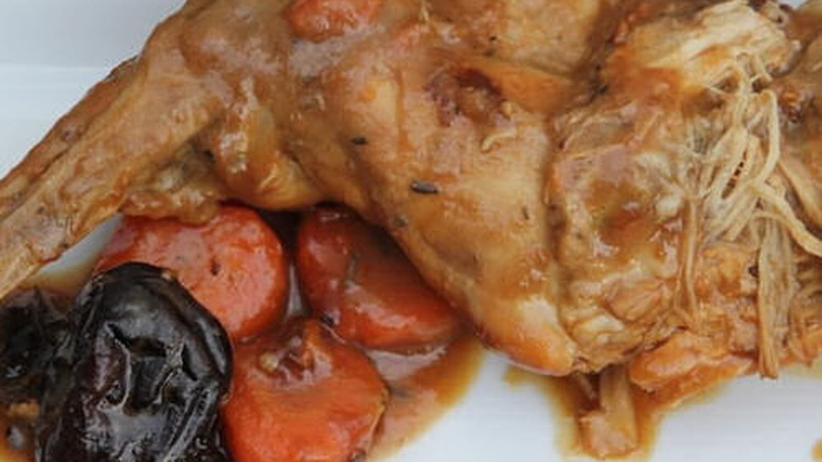 Lapin à la bière, pruneaux et sirop de Liège