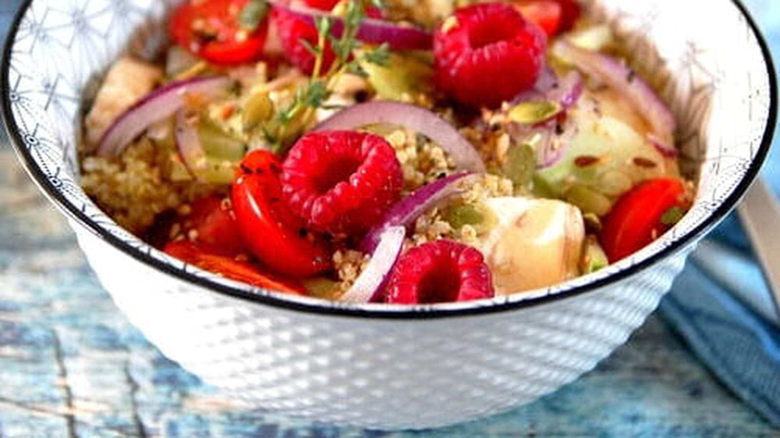 Salade healthy au quinoa, légumes et framboises