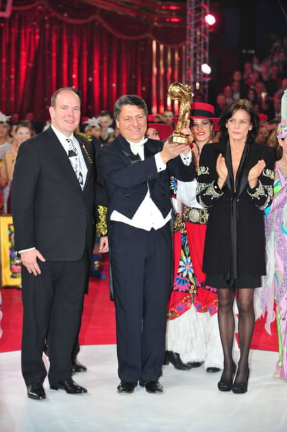 St&eacute;phanie de Monaco en manteau droit noir