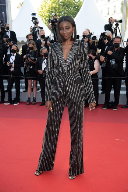 Karidja Tour&eacute; en costume &agrave; rayures