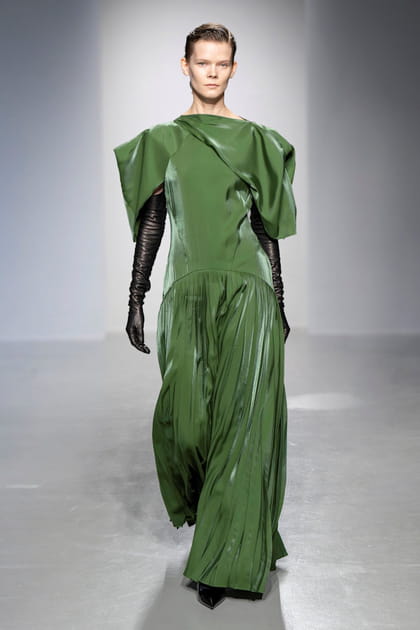 Longue robe verte et gants noirs aper&ccedil;us sur le d&eacute;fil&eacute; Dawei