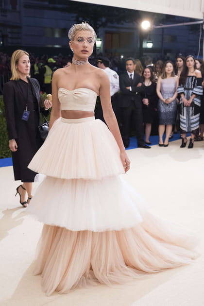 Hailey Bieber en robe &agrave; volants Carolina Herrera