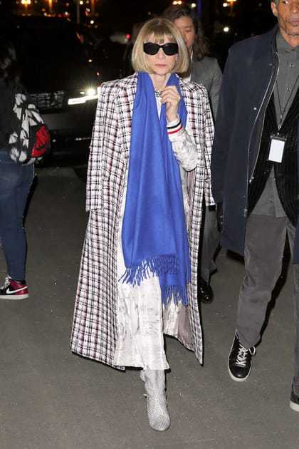 Anna Wintour en manteau long &agrave; carreaux et &eacute;charpe bleue au d&eacute;fil&eacute; Thom Browne