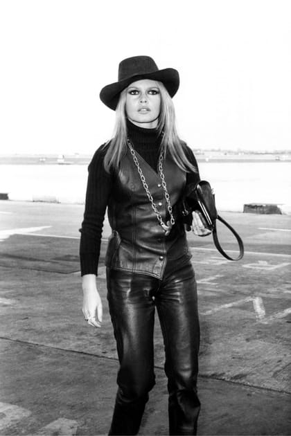 Brigitte Bardot avec un chapeau noir et une tenue en cuir