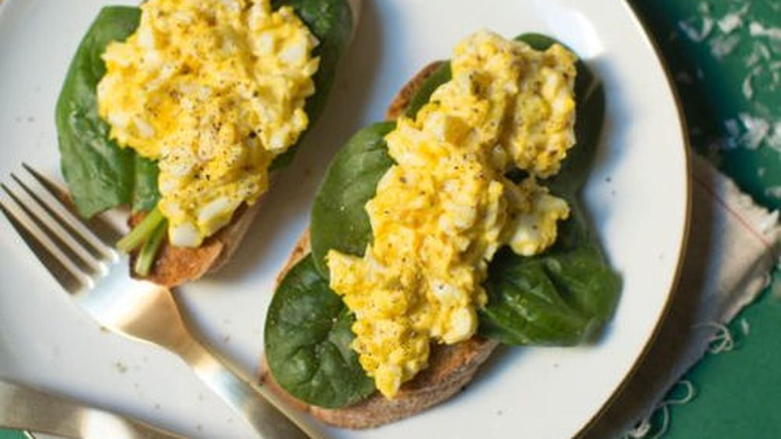 Tartines oeufs et épinard