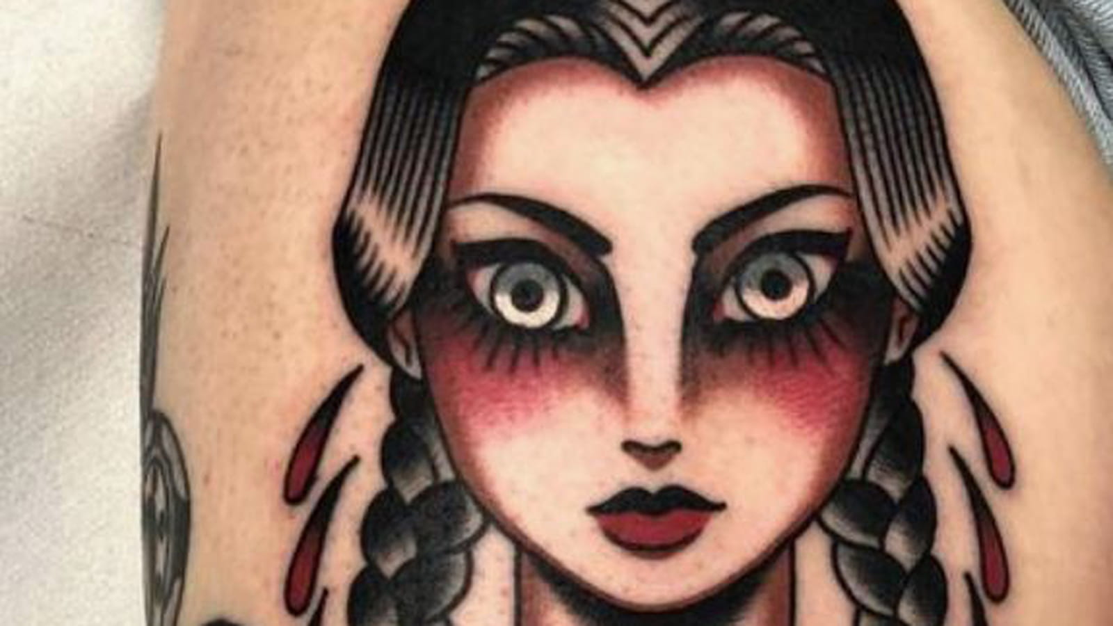 Mercredi Addams old school sur la cuisse